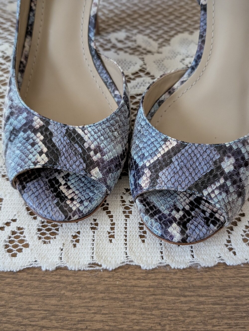 Johnston & Murphy Women's Size 7.5M Ankle-Strap Peep-Toe Heels in Snake Print - Picture 6 of 14